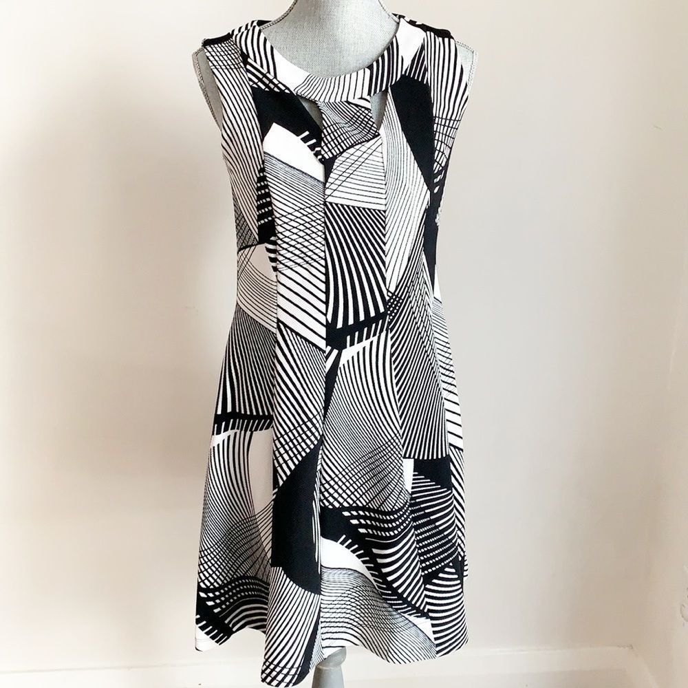 En Focus black and white abstract sleeveless cocktail dress